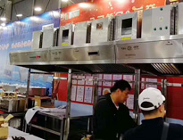   日皮视频软件下载2019年上海国际酒店用品展开展，引来不少游客围观